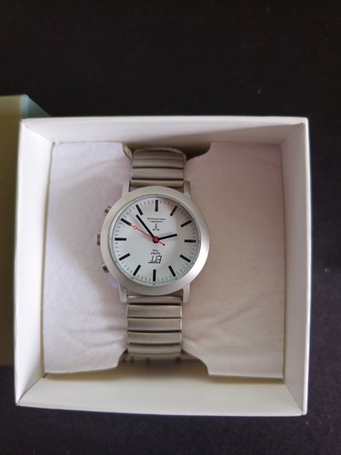 Ett funkuhr damen armbanduhr - funkuhr,